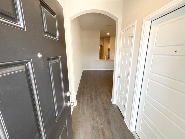 Building Photo - Luxury 3x2 Duplex in Seguin, TX!