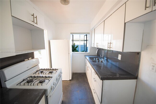 Building Photo - 1139 Marseille Dr