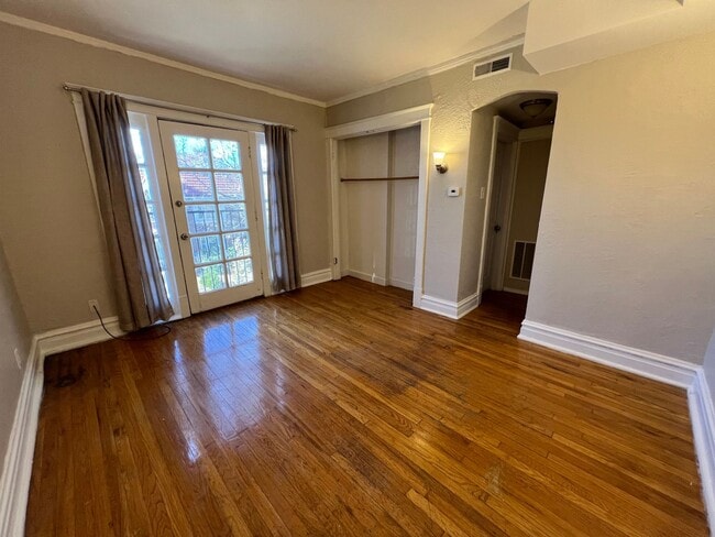 Building Photo - Beautiful 1 Bedroom Apartment in the Demun Neighborhood!