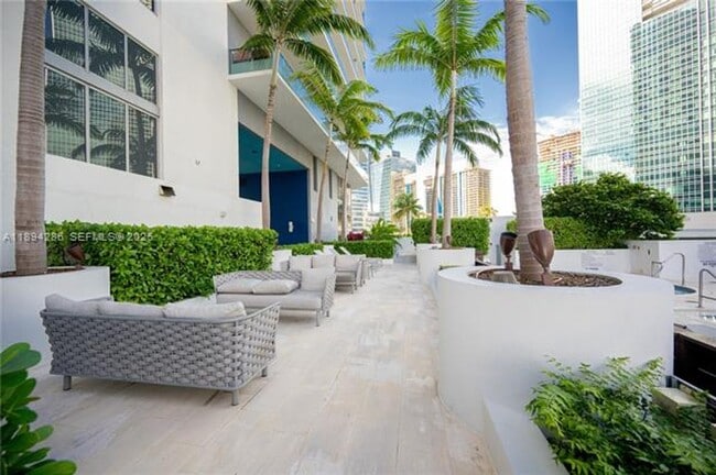 Building Photo - 1300 Brickell Bay Dr
