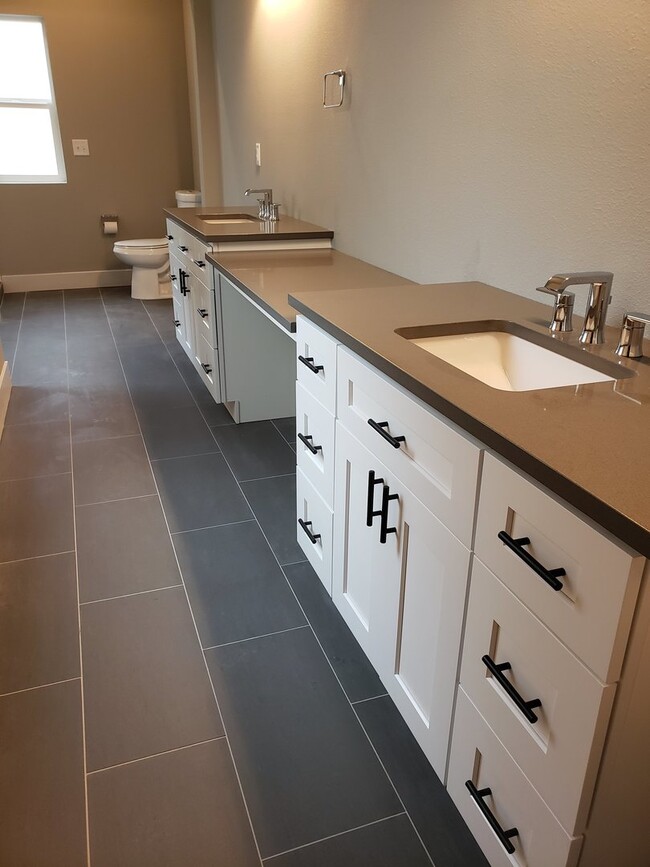 Building Photo - Newer 5 Bed, 3 Bath Home with over 3100+ s...