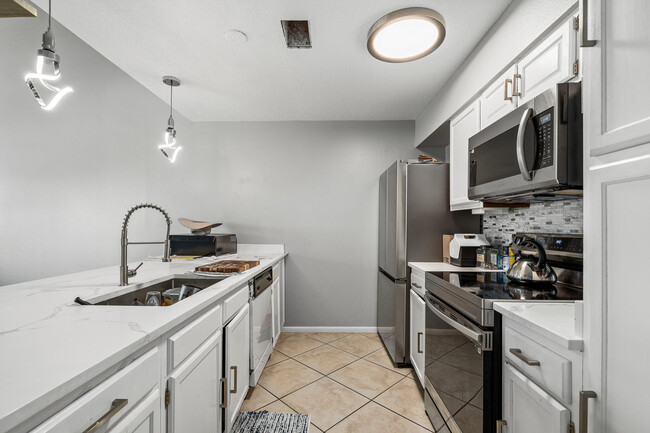 Building Photo - 300 Yacht Club Dr