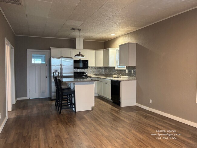 Building Photo - 1727 Pease Ave