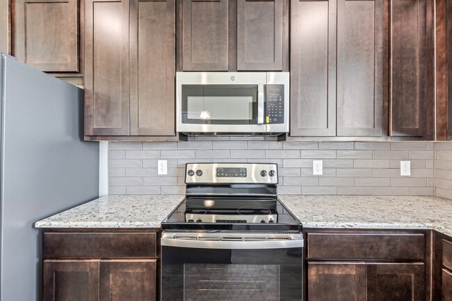 Building Photo - 1204 Grand Oak Trail