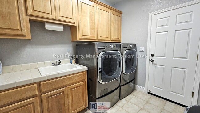 Building Photo - 5 Bedroom Carmichael Home + Large Bonus Room | 3-Car Garage & RV/Boat Parking