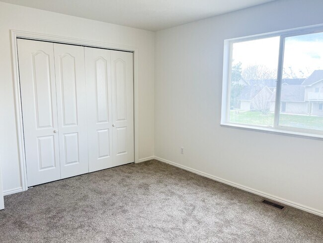 Building Photo - 12 Fairway Ln