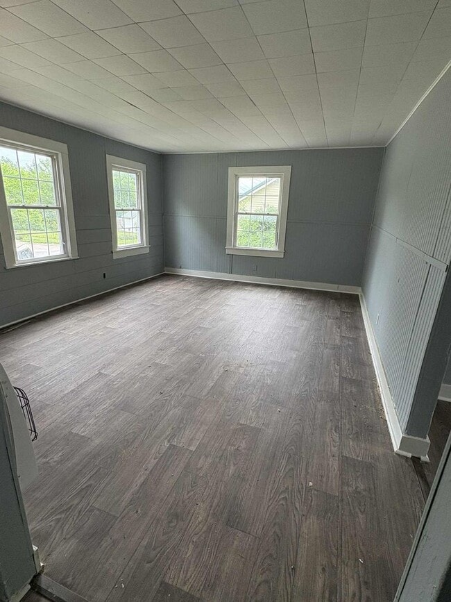 Building Photo - Recently Renovated Home!