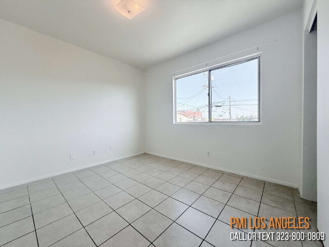 Building Photo - 943 W 68th St
