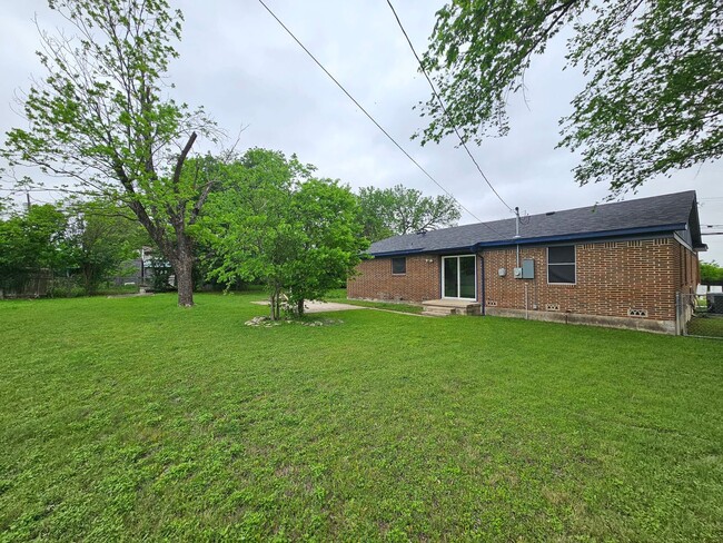 Building Photo - HUGE RENT REDUCTION AND $99 MOVE IN SPECIAL!