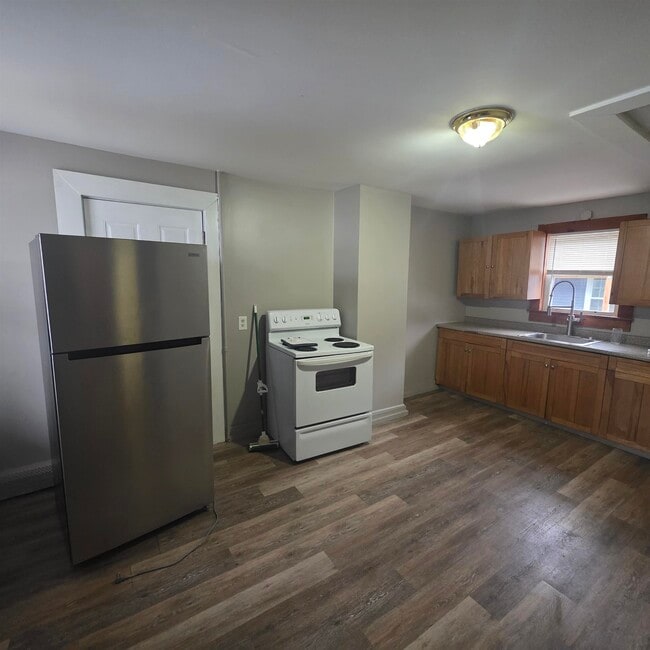 Primary Photo - 200 Main St