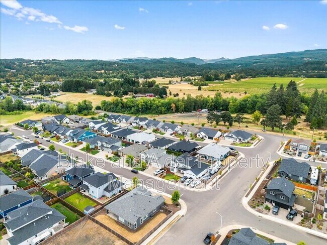 Building Photo - 496 NW Cascade Mountain Dr