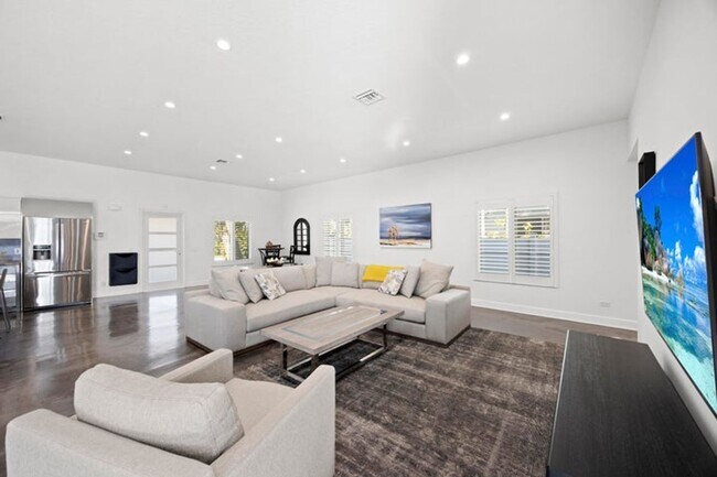 Building Photo - 930 NW 4th Ct