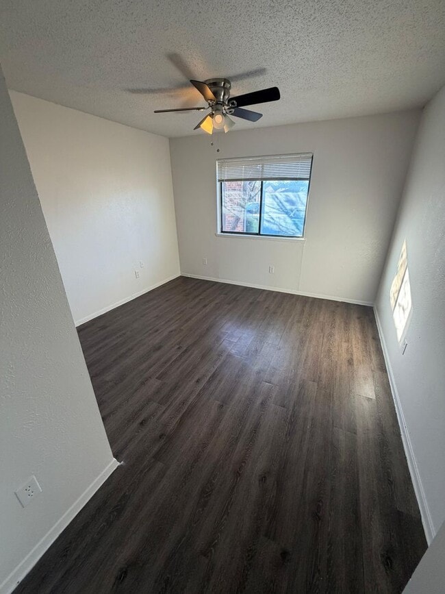 Building Photo - 2320 Montclair Cir