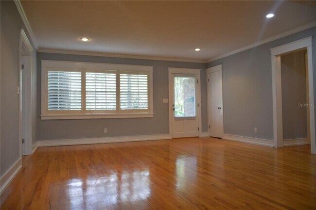 Building Photo - 3012 W Fair Oaks Ave