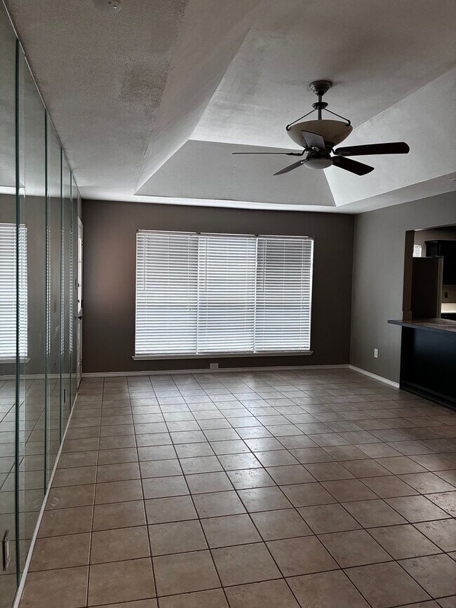 Building Photo - 2112 Pin Oak Rd
