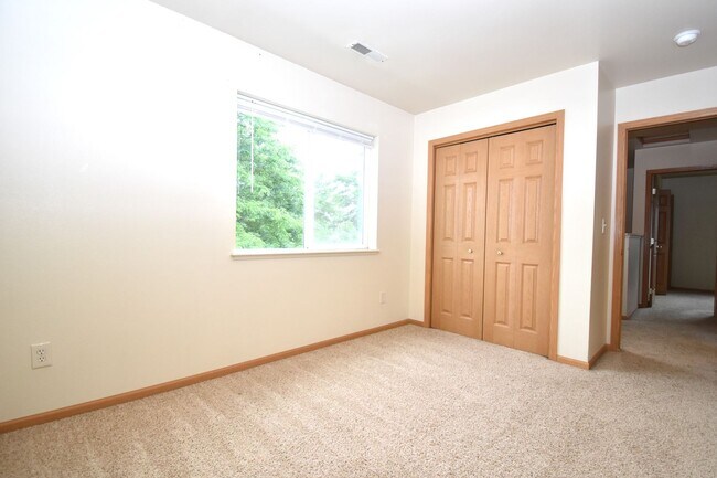Building Photo - Townhouse Style 3 Bedroom 1.5 bathroom apartment in central Bozeman.  Great Central Location.