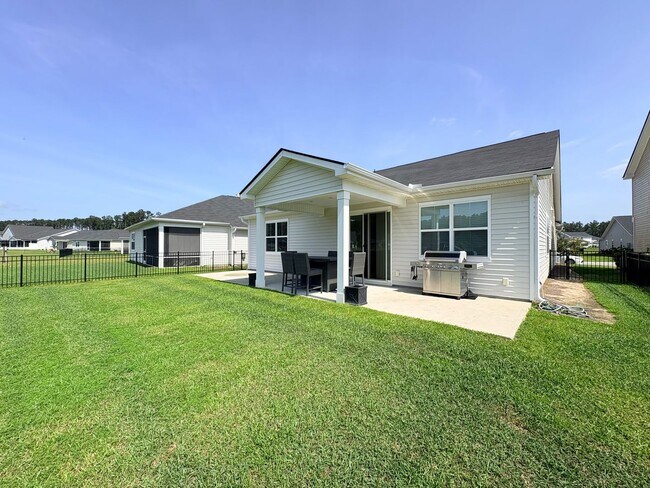 Building Photo - Welcome To The Lakes At New River