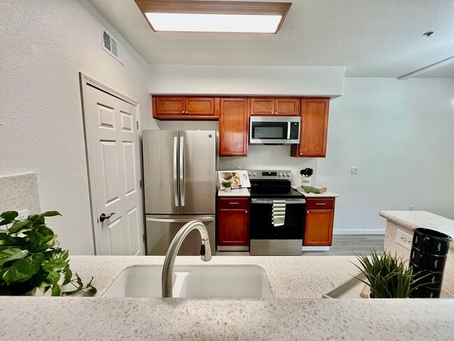 Building Photo - Remodeled 2 Bedroom, 2 bathroom Condo in W...