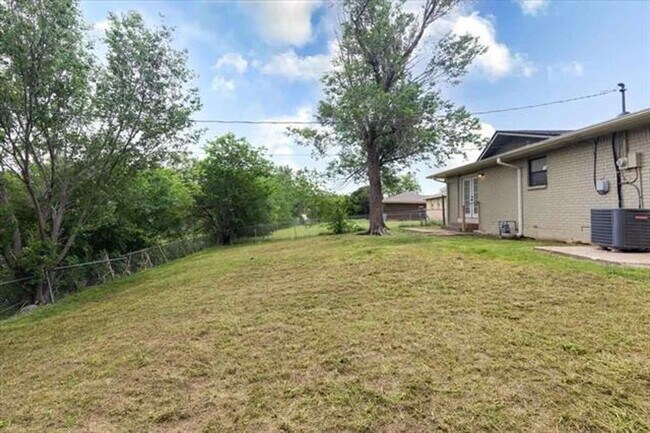 Building Photo - 3 Bedroom, 1.5 Bath Beauty!