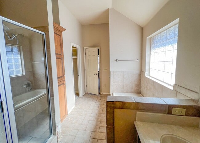 Building Photo - $1000 OFF FIRST MONTHS RENT | Wonderful layout in Fenwick Garden Village!