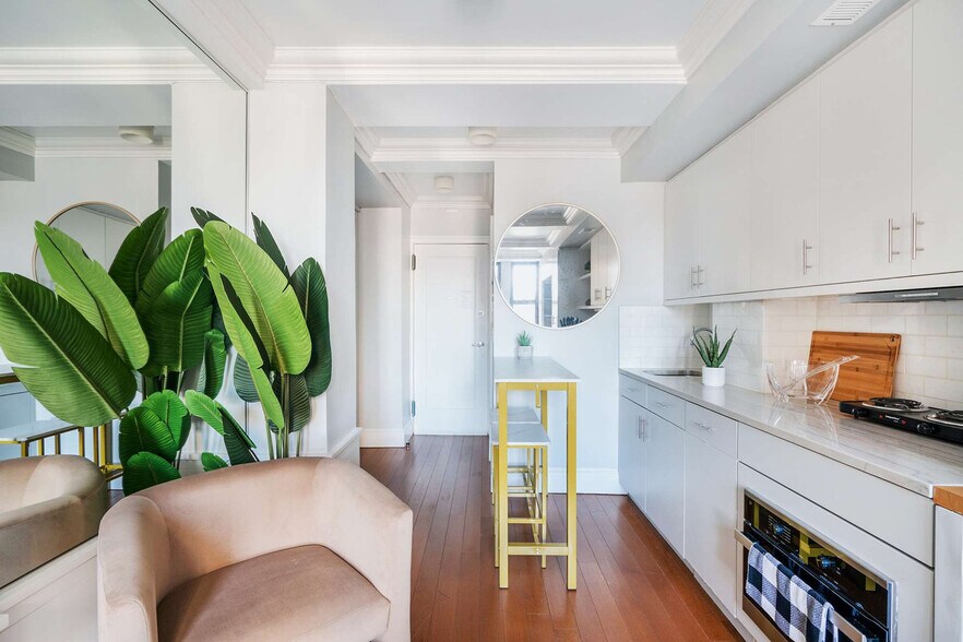 Building Photo - 240 W 73rd St