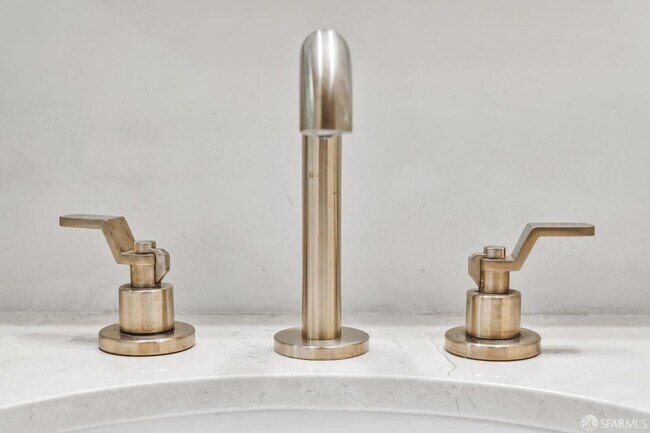 Building Photo - 7 Seymour St