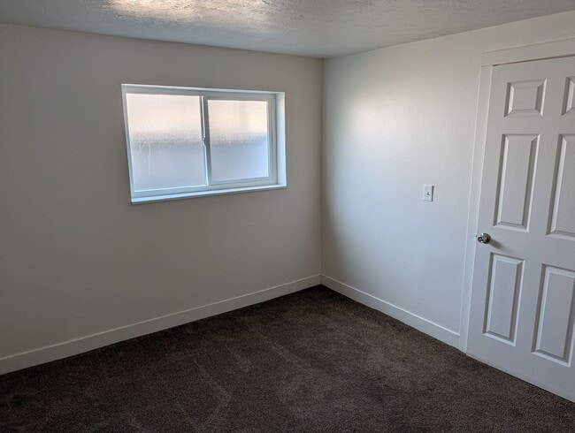 Building Photo - 4 Bedroom 1.5 Bath Twin-Home