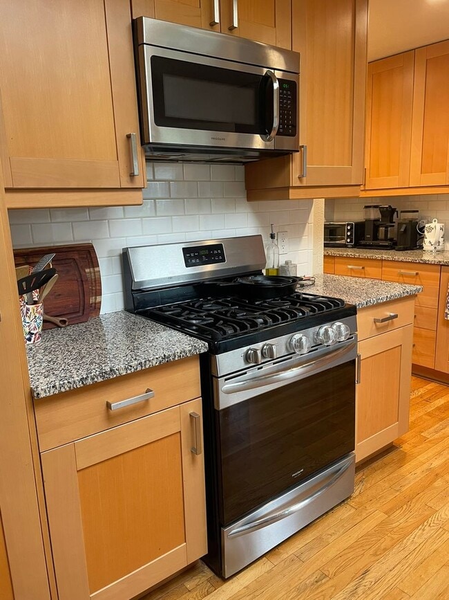 Building Photo - Charming 3 bedroom home in quiet neighborrhood with detached office!