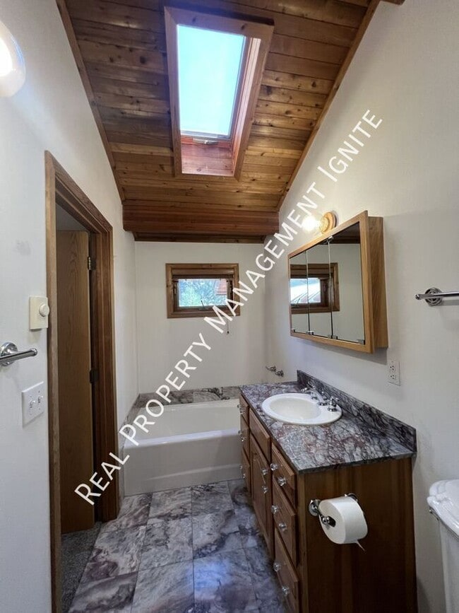 Building Photo - 1782 SW Forest Ridge Ave