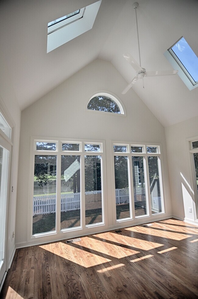 Building Photo - Delightful in Downing Creek