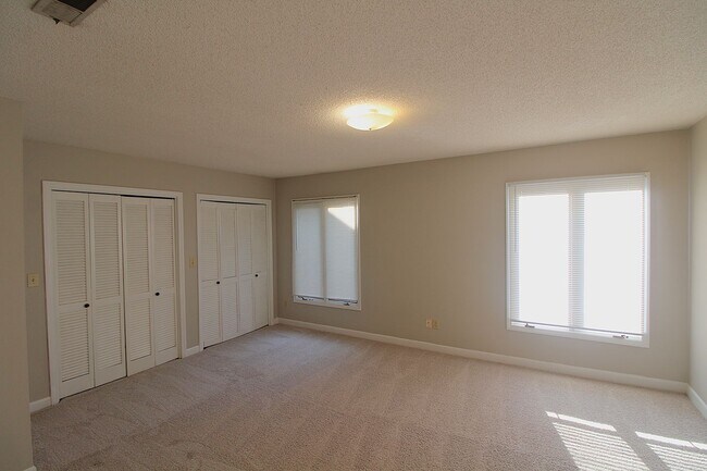 Building Photo - 2528 Vail Ave