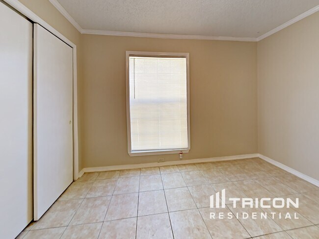 Building Photo - 6810 Maple Lk St