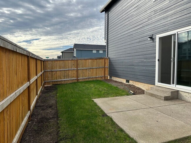Building Photo - 4 bedroom 2.5 bathroom home!