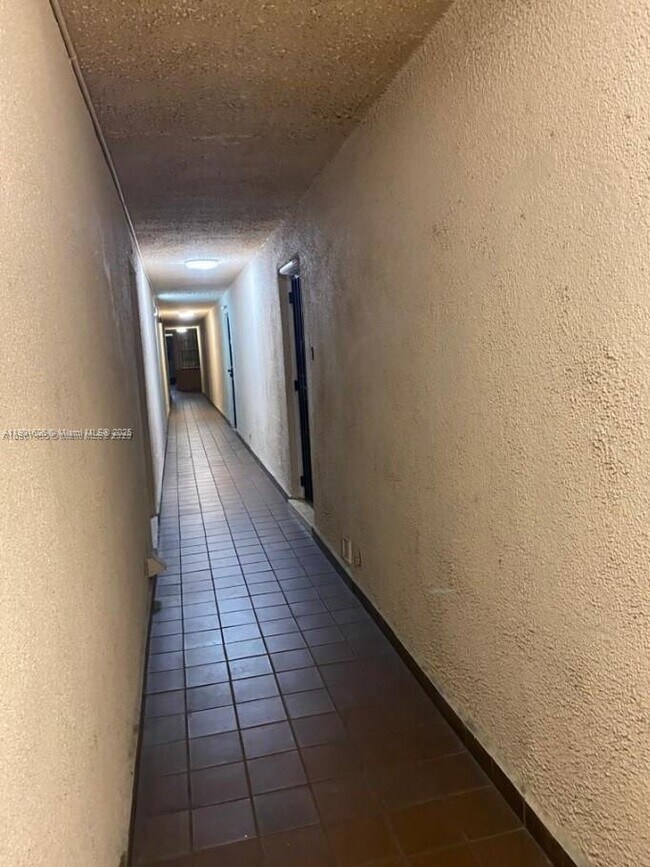 Building Photo - 1305 W 46th St