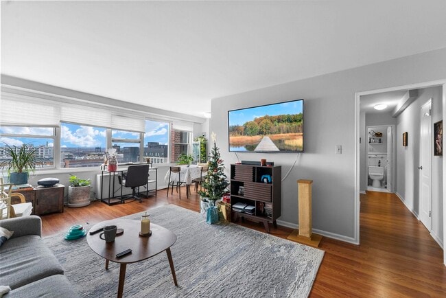 Building Photo - 225 St Pauls Ave