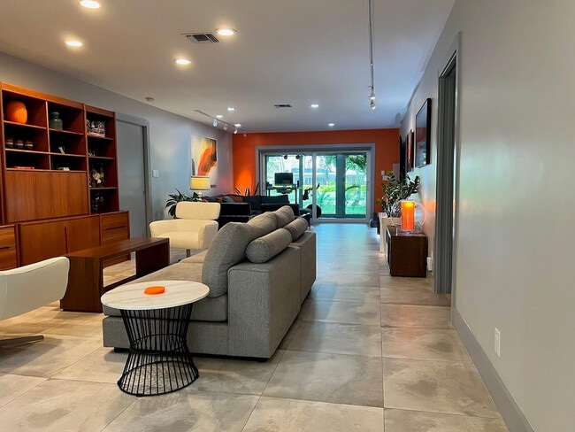 Building Photo - 4021 N Cypress Dr