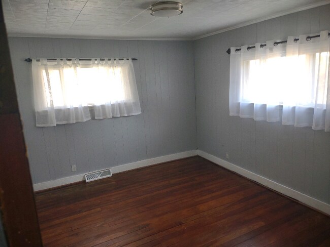 Building Photo - 105 Maher St