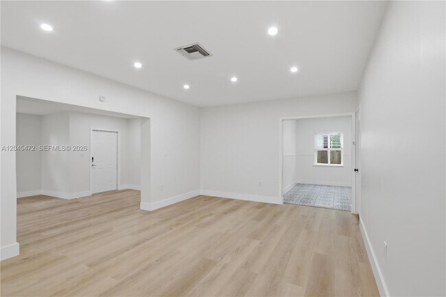 Building Photo - 14325 NE 8th Ave