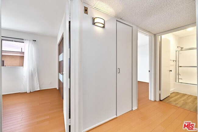 Building Photo - 326 S Manhattan Pl