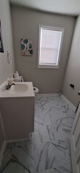 Half bathroom - 1785 Edgefield Rd