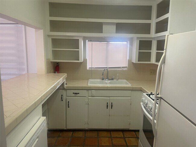 Building Photo - 1965 W Lamar St