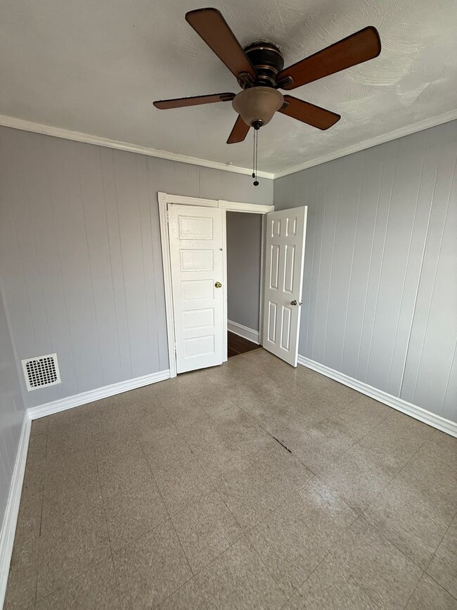 Building Photo - 3 Bedroom Home Steps to LaSalle University