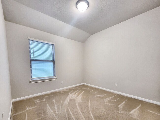 Building Photo - Beautiful Solar-Powered 4BR / 2BA Home – Big Backyard & Modern Kitchen