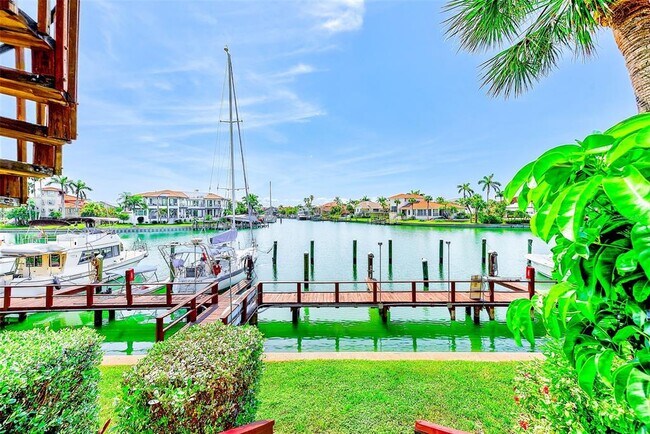 Building Photo - 557 Pinellas Bayway S
