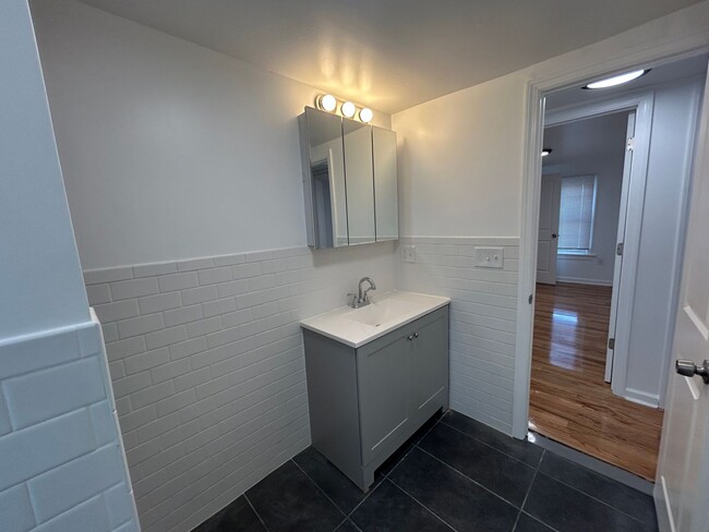 Building Photo - Newly Renovated 5 Bedroom 2 Bathroom Singl...