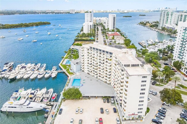 Building Photo - Master Room & Shared Bath - Miami Beach