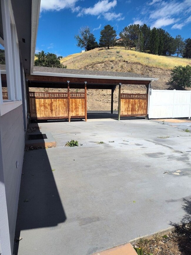 Building Photo - Spacious 3 Bed, 2 Bath Home with Shop & Stunning River Views – Clemans Addition