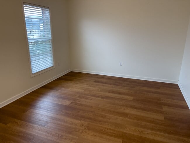 Building Photo - 3BR/ 2.5 Bath Modern Townhouse