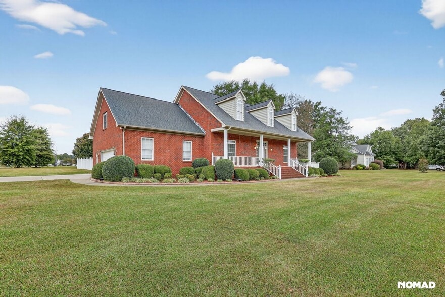 Building Photo - 401 Adler Ln