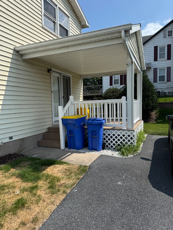 Building Photo - 402 Hanshue St